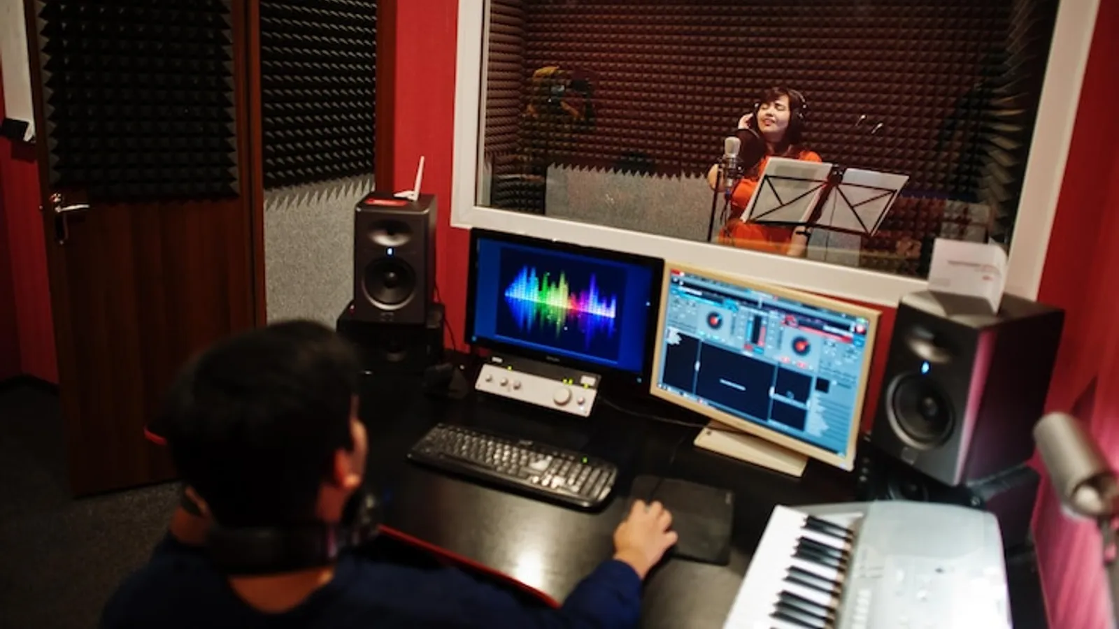 Tonstudio mit Mischpult und Mikrofon